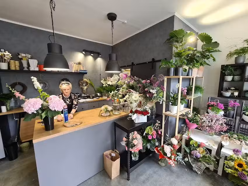 Kwiaciarnia Między drzewami